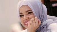 Dewi Sandra yang bikin adem. (Foto: Palevi S/detikHOT)