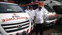 Dalam kesempatan ini Pelaksana Harian (Plh) Ketua Umum PMI Ginandjar Kartasasmita melepas tim PMI keberbagai daerah untuk melayani masyarakat dalam arus mudik.