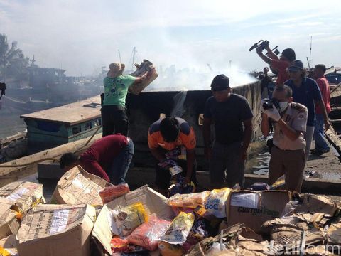  Petugas Bea Cukai Aceh memusnahkan seribuan batang bibit dan batang pohon kurma di Dermaga Bea Cukai Sumatera Utara di Belawan