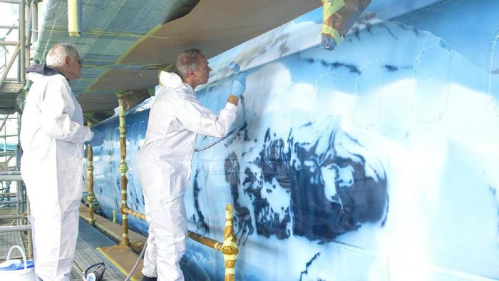 Seniman Islandia Lukis Badan Pesawat Selama 24 Hari