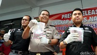 Kabid Humas Polda Metro Jaya Kombes Argo Yuwono menunjukkan barang bukti.