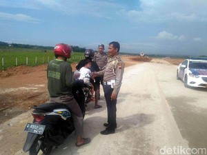 Polres Pekalongan Tilang Pemotor yang Masuk Tol Fungsional