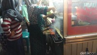 Layaknya sate, sate gurita hanya dijual saat malam. Kedainya pun bertebaran di pusat kota. Tinggal pilih saja mau makan dimana (Bonauli/detikTravel)