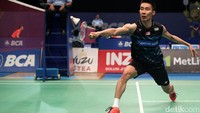 Dalam pertandingan ini Lee Chong Wei kalah dengan skor 10-21 dan 18-21.