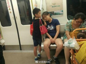 Foto Bocah Jadi Bantal Ibunya yang Lelah Bikin Netizen Haru