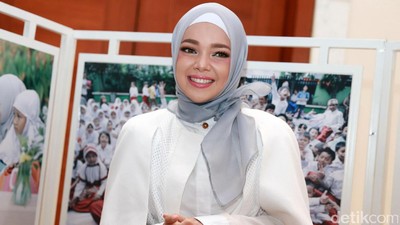Subhanallah, Cantiknya Dewi Sandra Bikin Adem