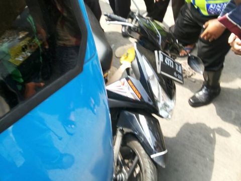 Pemotor tertabrak bus TransJ di Jalan Pemuda Rawamangun
