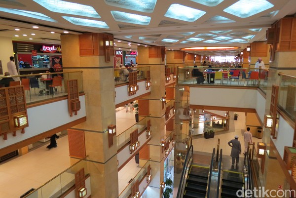 Di Mal Souq Jabal Omar alias Hotel Hilton Suites Makkah, food court ini ada di lantai paling atas. Isinya jejeran restoran yang menggugah selera (Fitraya/detikTravel)