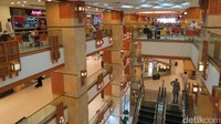 Di Mal Souq Jabal Omar alias Hotel Hilton Suites Makkah, food court ini ada di lantai paling atas. Isinya jejeran restoran yang menggugah selera (Fitraya/detikTravel)
