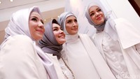 Inneke Koesherawati hadir bersama temannya seperti Dewi Sandra dan Natasha Rizki. Pool/Palevi S/detikFoto.