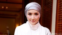Tatapan hampa Inneke Koesherawati. (Foto: Palevi S/detikHOT)
