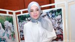 Subhanallah, Cantiknya Dewi Sandra Bikin Adem