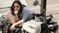 Penampilannya yang tak banyak berubah membuat netizen iri dengan kecantikan Tia Ivanka. Dok. Instagram/tiaivankka