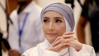 Ia bahkan hampir menangis saat ditanya soal sang suaminya itu. Pool/Palevi S/detikFoto.