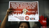 Demonstran membawa sejumlah poster.