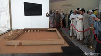 Ada juga maket Masjid Nabawi dengan bentuk yang asli. Hanya tembok bata setinggi pagar, beralas tanah, tanpa atap sama sekali (Fitraya/detikTravel)