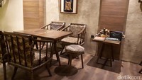 Papoea ada di kawasan Kemang Raya. Restoran ini khusus menghidangkan makanan Indonesia timur seperti dari Sulawesi dan Papua.