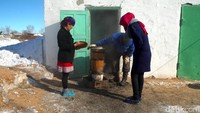 Kymyz adalah minuman favorit masyarakat Kazakhstan , yang sudah dikonsumsi sejak ribuan tahun lalu. Herodotus ahli sejarah dari Yunani menyebutkan, minuman fermentasi ini sudah ada sejak Abad ke-5 sebelum Masehi. Kymyz telah diminum oleh suku nomaden Saka, penghuni savana Eurasia. Wilayah padang rumput sangat luas, yang kini mencakup Kazakhstan, Mongolia, Rumania, Ukraina, Rusia, dan Xinjiang di Tiongkok. Pool/Hilman.