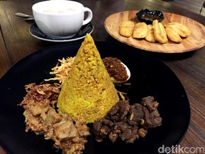 Papoea: Sedapnya Nasi Kuning Ikan Tuna Disantap dengan Pisang Sambal Roa