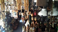 Pasar Triwindu di Solo jadi destinasi untuk disambangi saat mudik ke Solo. Pasar ini menjual aneka barang-barang jadul yang usianya mungkin lebih tua dari umur kita sendiri (Wahyu/detikTravel) Pasar Triwindu di Solo jadi destinasi untuk disambangi saat mudik ke Solo. Pasar ini menjual aneka barang-barang jadul yang usianya mungkin lebih tua dari umur kita sendiri (Wahyu/detikTravel)