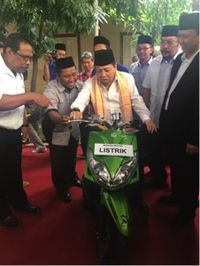 Novanto mencoba mengendarai sepeda motor hasil inovasi siswa SMK (Foto: DPR)