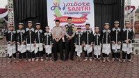 Belasan santri di tiap grup marawis binaan polsek bergantian naik ke atas panggung untuk tampil. Kegiatan melibatkan sekitar 300 santri dan 601 dai di bawah bimbingan Polres Bandung ini diselenggarakan dalam rangka membina kesatuan, persatuan serta keutuhan NKRI. Pool/Wisma Putra.