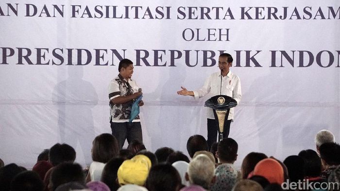 Foto: Jokowi bagikan sertifikat tanah (Arbi-detikcom) Foto: Jokowi bagikan sertifikat tanah (Arbi-detikcom)