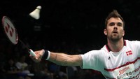 Jorgensen dan Srikanth sempat berebut poin dengan sengit di gim pertama. Namun setelah interval, Jorgensen kesulitan untuk mengejar poin Srikanth dan menutup gim pertama dengan ketinggalan 15-21.