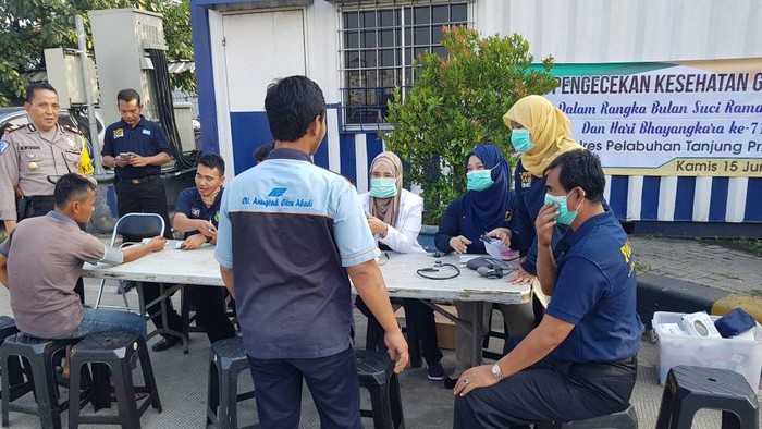 Sopir Kontainer di Pelabuhan Tanjung Priok Cek Kesehatan Gratis