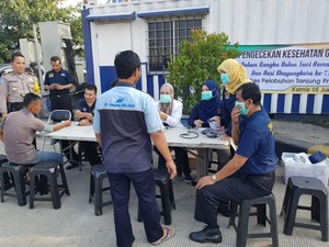Sopir Kontainer di Pelabuhan Tanjung Priok Cek Kesehatan Gratis