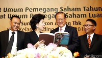 Hadir dalam acara tersebut Presiden Komisaris PT Summarecon Agung Tbk (Summarecon) Soetjipto Nagaria berbincang dengan Presiden Direktur Summarecon Adrianto P. Adhi, Direktur Summarecon Liliawati Rahardjo, Direktur Summarecon Michael Yong usai menggelar Rapat Umum Pemegang Saham Tahunan dan Rapat Umum Pemegang Saham Luar Biasa Tahun 2016 di Jakarta, Kamis (15/6).  
