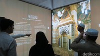 Setiap tiang masjid ini adalah tiang bersejarah dan sekarang sudah digantikan dengan tiang beton modern. Ada penjelasan soal aneka tempat bersejarah yang sekarang menjadi area Raudhah antara rumah dan mimbar Nabi Muhammad (Fitraya/detikTravel)