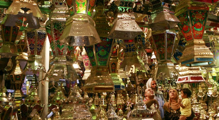 Ramadan di Mesir:  Lampu-lampu Indah hingga Berlomba Beri Takjil