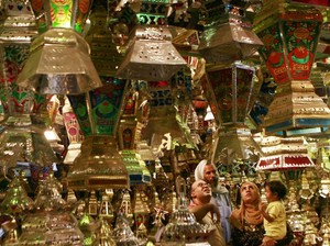 Ramadan di Mesir:  Lampu-lampu Indah hingga Berlomba Beri Takjil