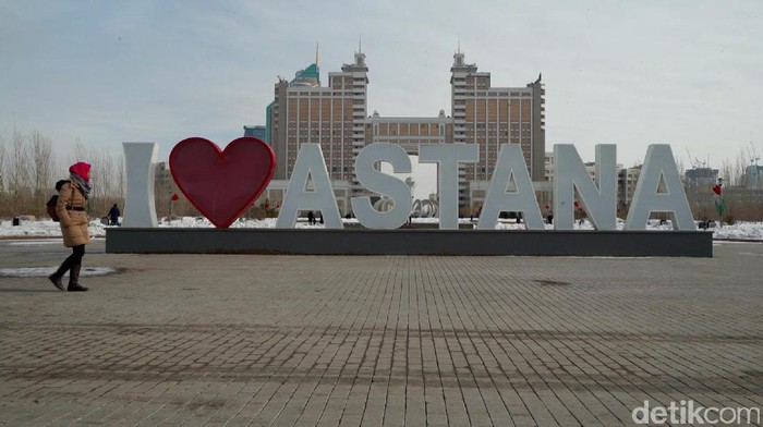Warga Kazakhstan dikenal senang menerima tamu. Tradisi tersebut disebut konakasy.