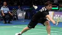 Akane Yamaguchi berusaha menjangkau shuttlecock saat melawan Nozomi Okuhara.
