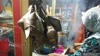 Kamu bisa menikmati sate ini dengan ketupat atau nasi (Bonauli/detikTravel)