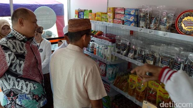Sandiaga Uno buka OK OCE Mart kedua di Muara Angke. 