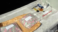 Barang bukti eksatasi yang diamankan sebanyak 2.053 butir, sedangkan sabu seberat 1,8 gram.
