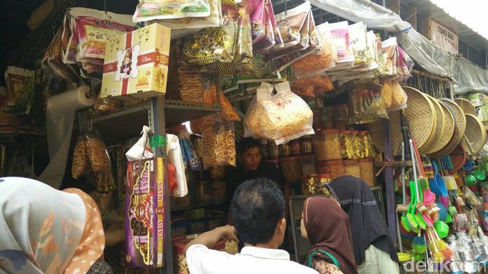 Jelang Lebaran, Ibu-Ibu Padati Sentra Kue Kering Jatinegara