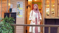 Ayana Moon sejak kecil memang penasaran dengan agama Islam. (Dok. Instagram/xolovelyayana)