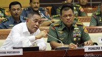 Komisi I DPR hari ini menggelar rapat kerja (raker) dengan Panglima TNI Gatot Nurmantyo bersama Menhan Ryamizard Ryacudu.