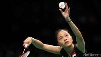 Fitriani melakukan servis. Dalam pertandingan ini, dia tak mampu meredam tekanan unggulan kelima Korea Sung Ji Hyun.