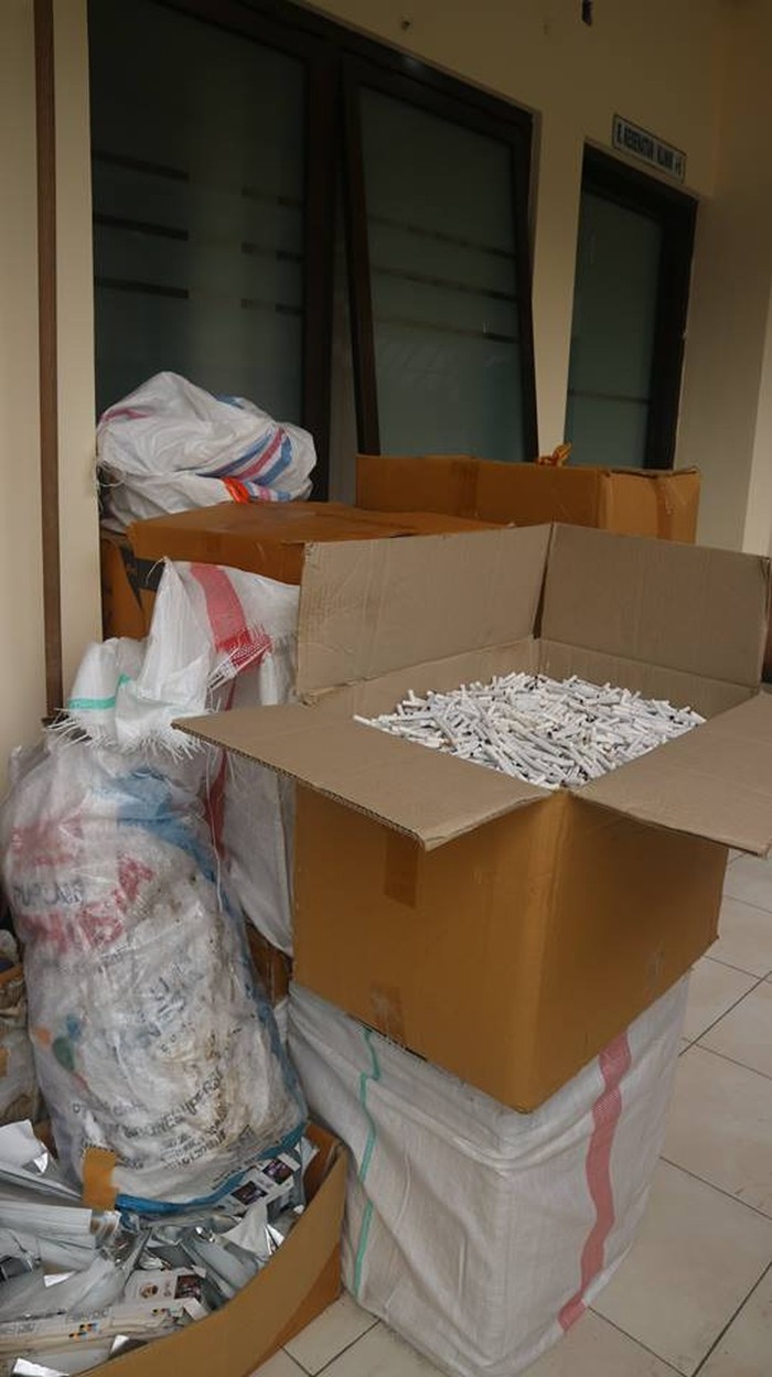 Timbun Ratusan Ribu Rokok Ilegal, Rumah di Malang Digerebek