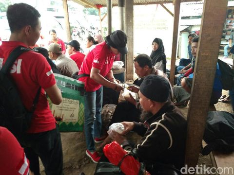  Polres Metro Jakarta Selatan menggelar kegiatan tes urine narkoba kepada sejumlah pengemudi bus di terminal bayangan Lebak Bulus