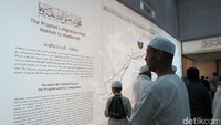 Traveler akan diajak mengenal perjalanan hidup Nabi Muhammad. Mulai dari garis keturunan Nabi Ibrahim, sampai kisahnya hijrah dari Makkah ke Madinah yang menjadi titik balik dalam hidup nabi (Fitraya/detikTravel)