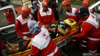 Petugas nampak mengangkut korban kecelakaan dalam simulasi pertolongan pertama.