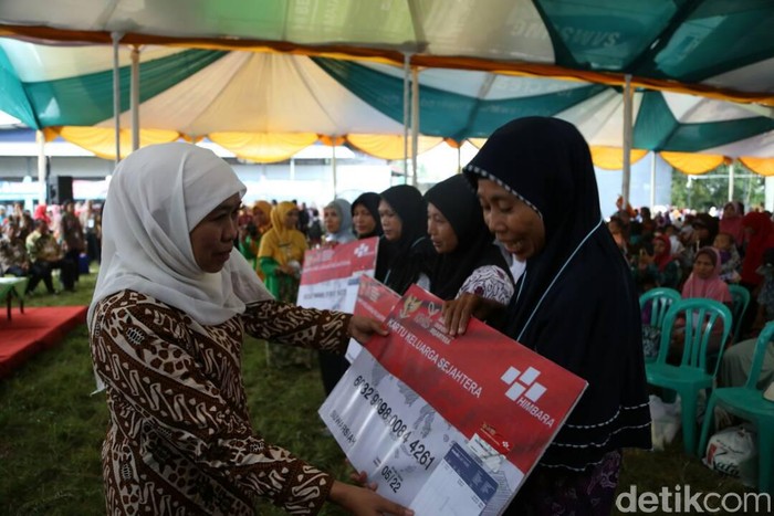 Senyum Winarti Saat Menerima Bantuan Sosial Non-tunai PKH