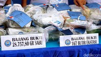 Total ada sebanyak 28.757,30 gram (28,7 kg) dan 167 butir pil ekstasi dimusnahkan dari tiga kasus yang berbeda.