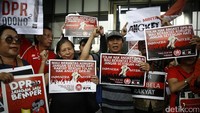 Demonstran berorasi di depan gedung KPK.